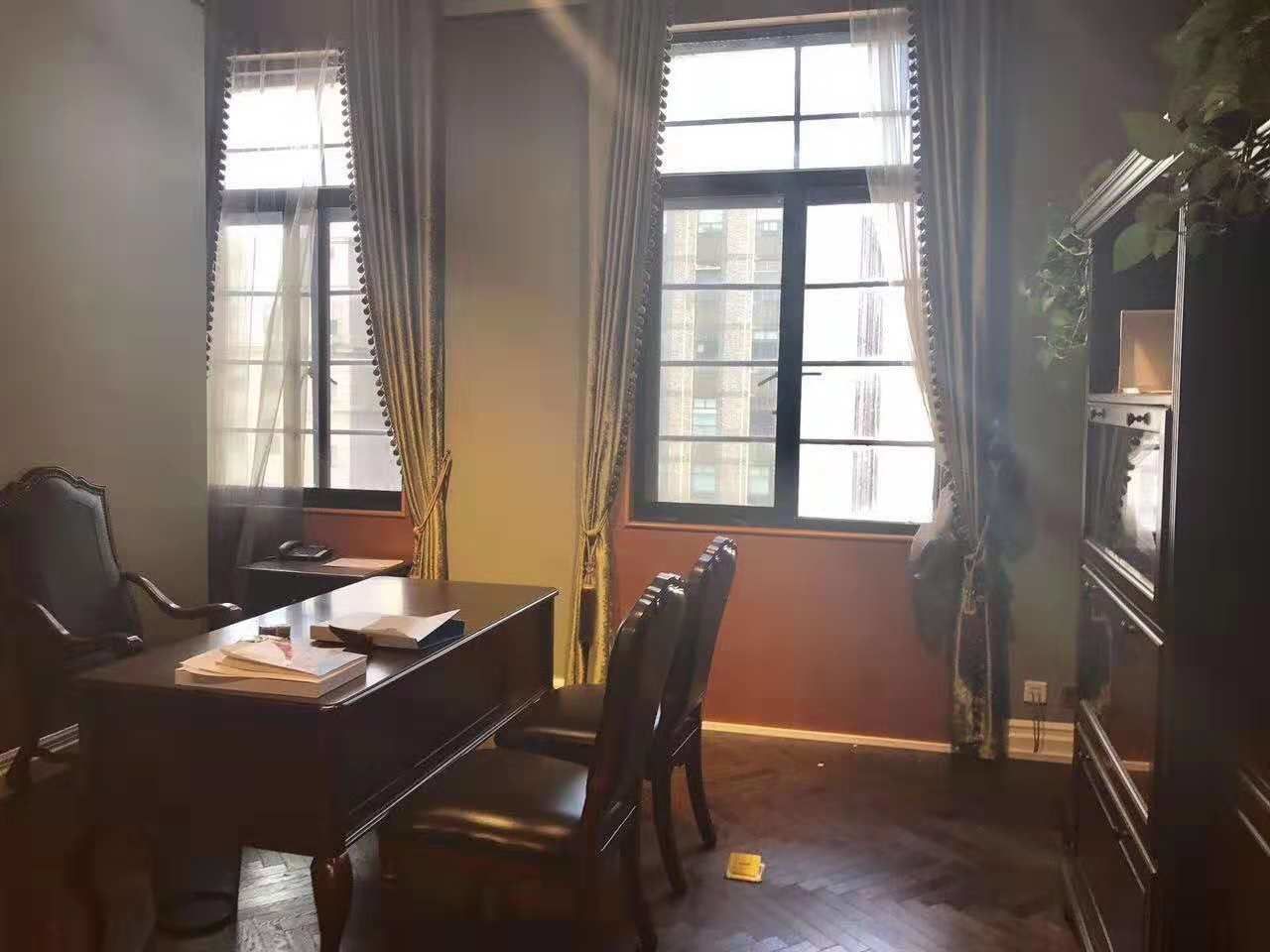 大来大楼外滩历史老建筑，精装带家具，整层，价格可谈。