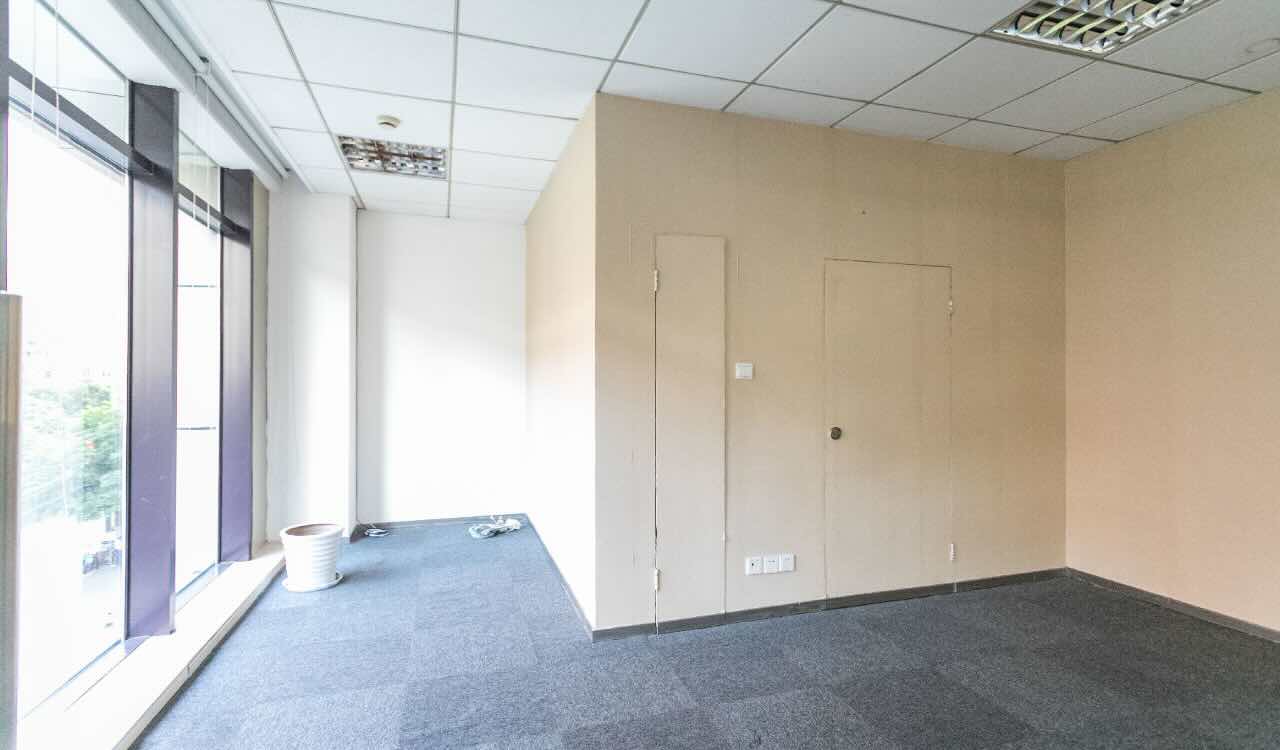 东吴证券大厦近地铁，户型正气，利用率高，价格可谈免租期长