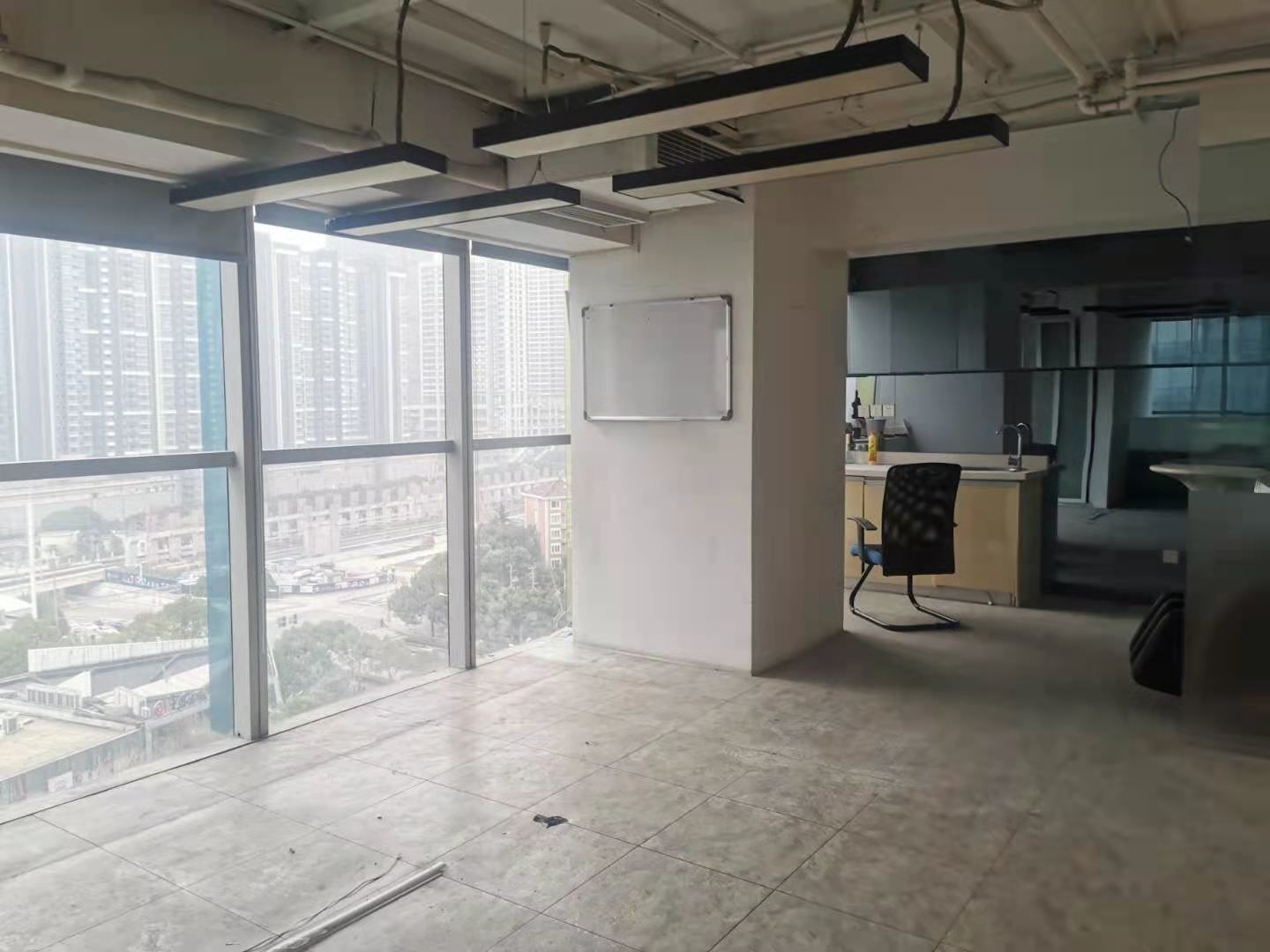 绿地蓝海莘庄地铁站旁，写字楼出租