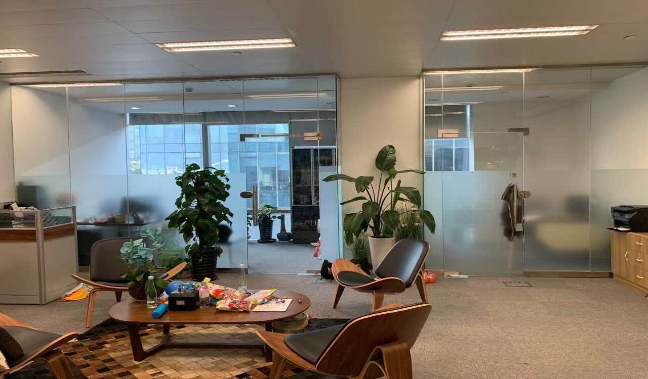 上海绿地中心徐汇滨江，龙华中路地铁站，精装修带家具