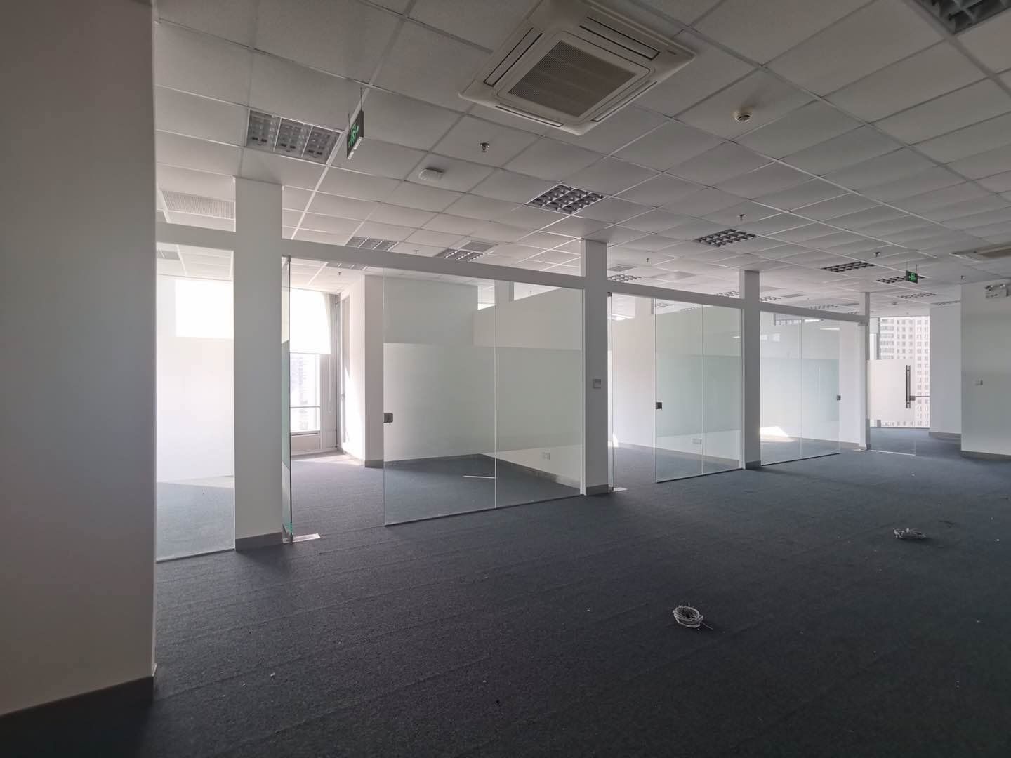 徐汇万科中心徐汇区徐汇万科中心330平，上家装修，公园旁办公