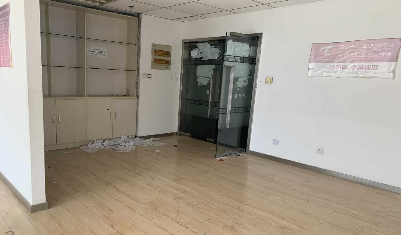 绿地蓝海1号线莘庄站，155平装修带隔断，落地玻璃窗采光充足
