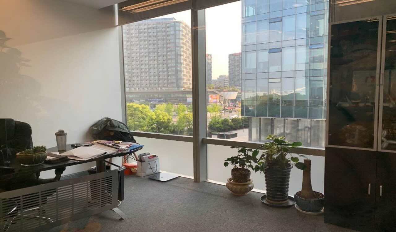 上海绿地中心徐汇滨江，龙华中路地铁站，精装修带家具