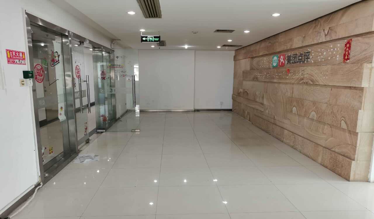 3，4，9号线宜山路地铁口　精装修带家具　高区半层