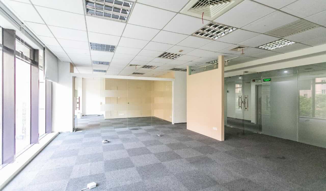 东吴证券大厦近地铁，户型正气，利用率高，价格可谈免租期长