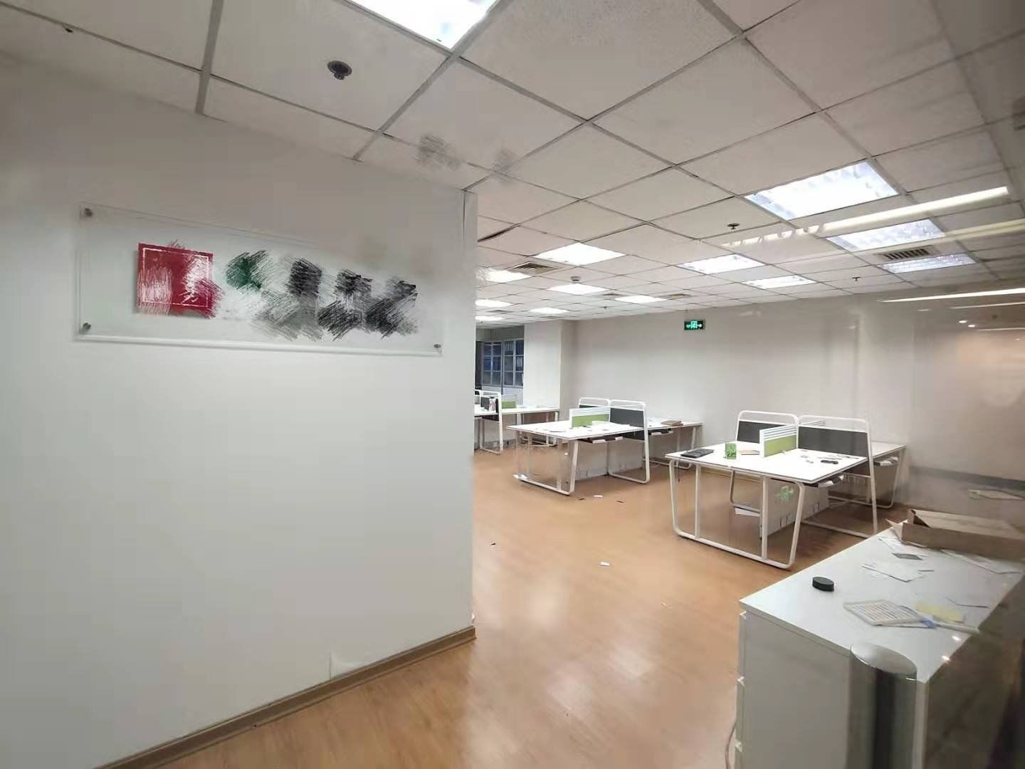南京西路仲益大厦，高区3隔断18个工位，钥匙房