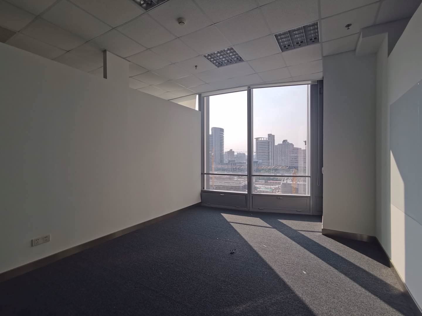 徐汇万科中心徐汇区徐汇万科中心330平，上家装修，公园旁办公