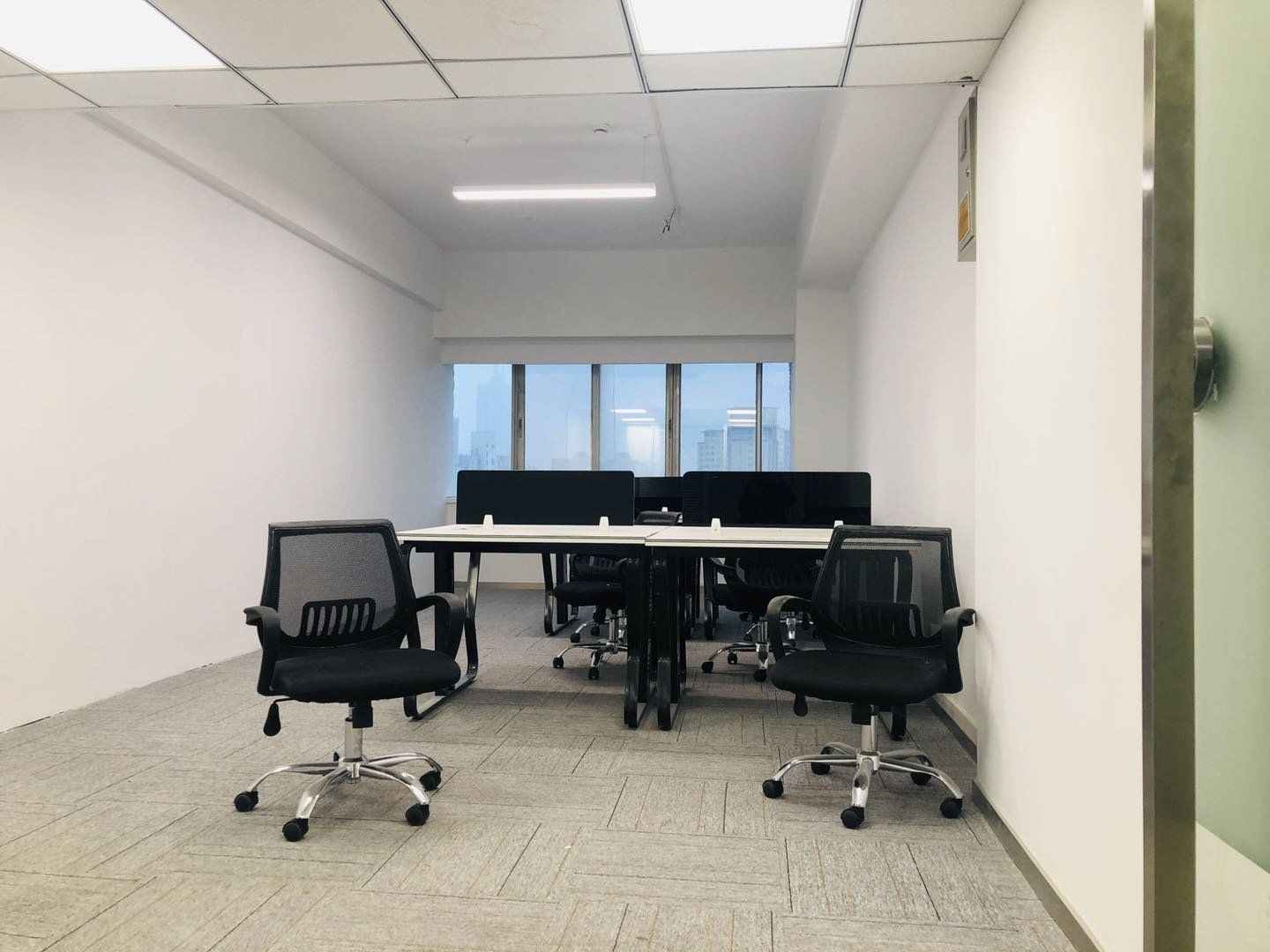 鸿运大厦武宁路鸿运大厦，精装小户型，拎包办公，看房随时