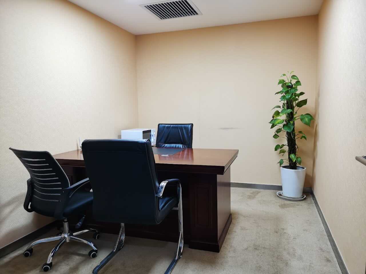 上海招商局大厦招商局大厦稀缺户型，正对电梯，看绿地，精装修带家具