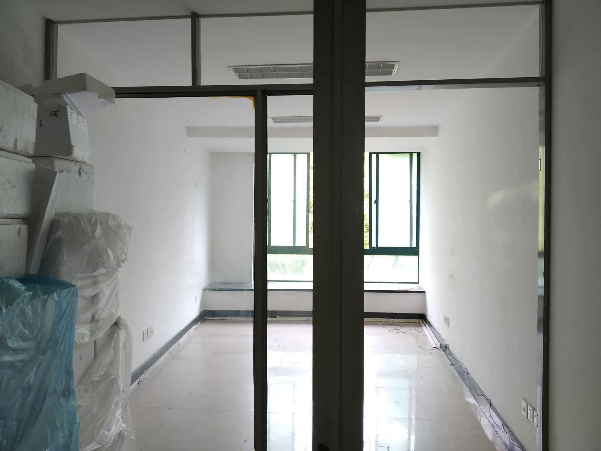 东华大学国家大学科技园长宁区热门园区，独立小面积办公室，随时看房