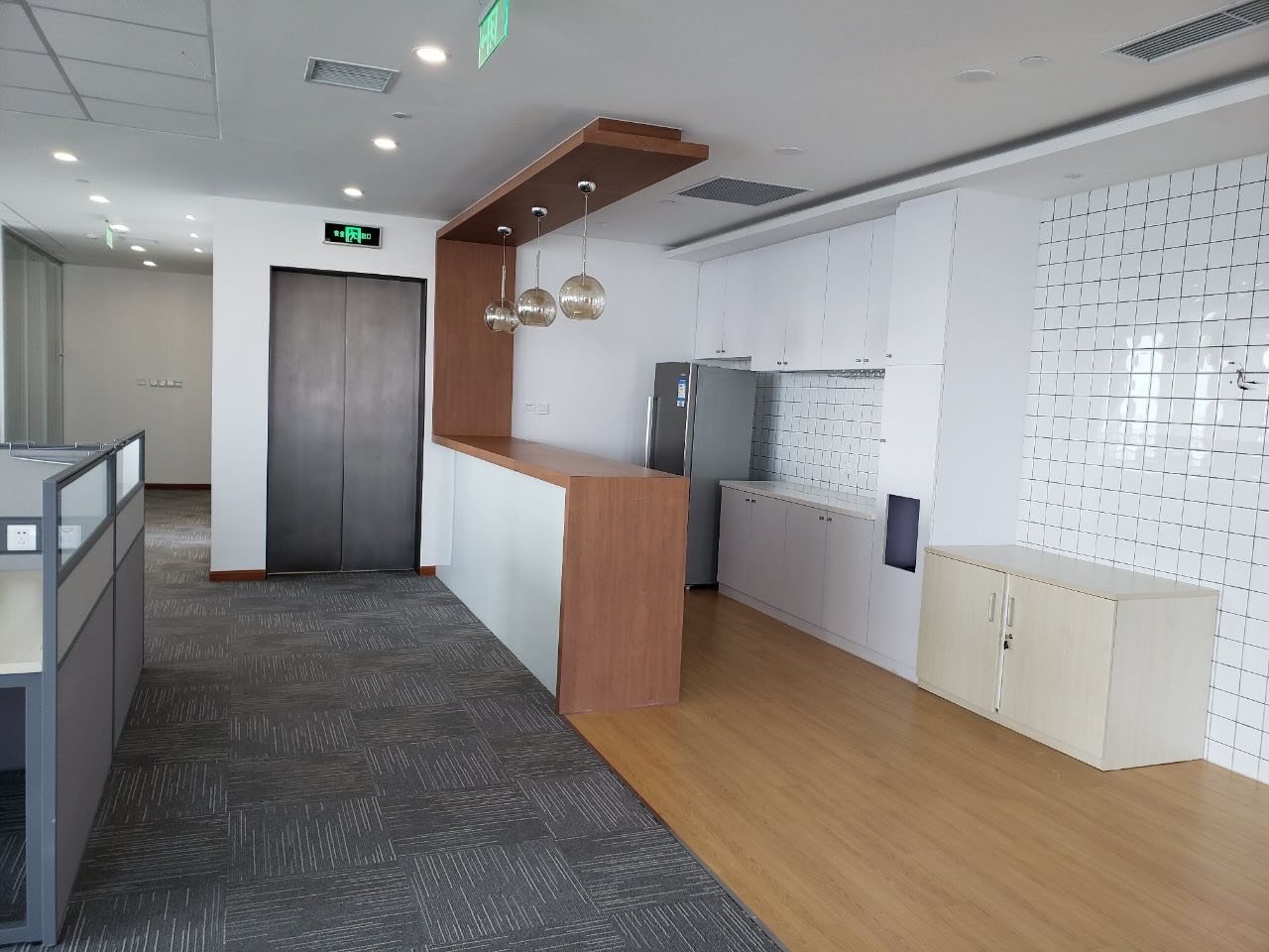 SOHO天山广场Soho天山顶楼整层带露台，精装带家具，2号线