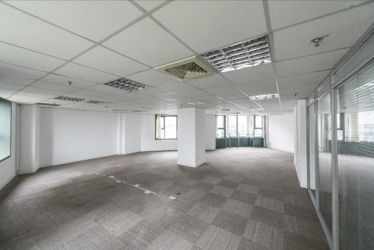 现代广场2号线娄山关路带装修家具，实拍好楼
