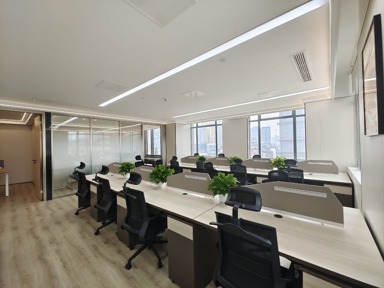 华设大厦2/10南京东路，华设大厦，390.48平米，精装修带家具