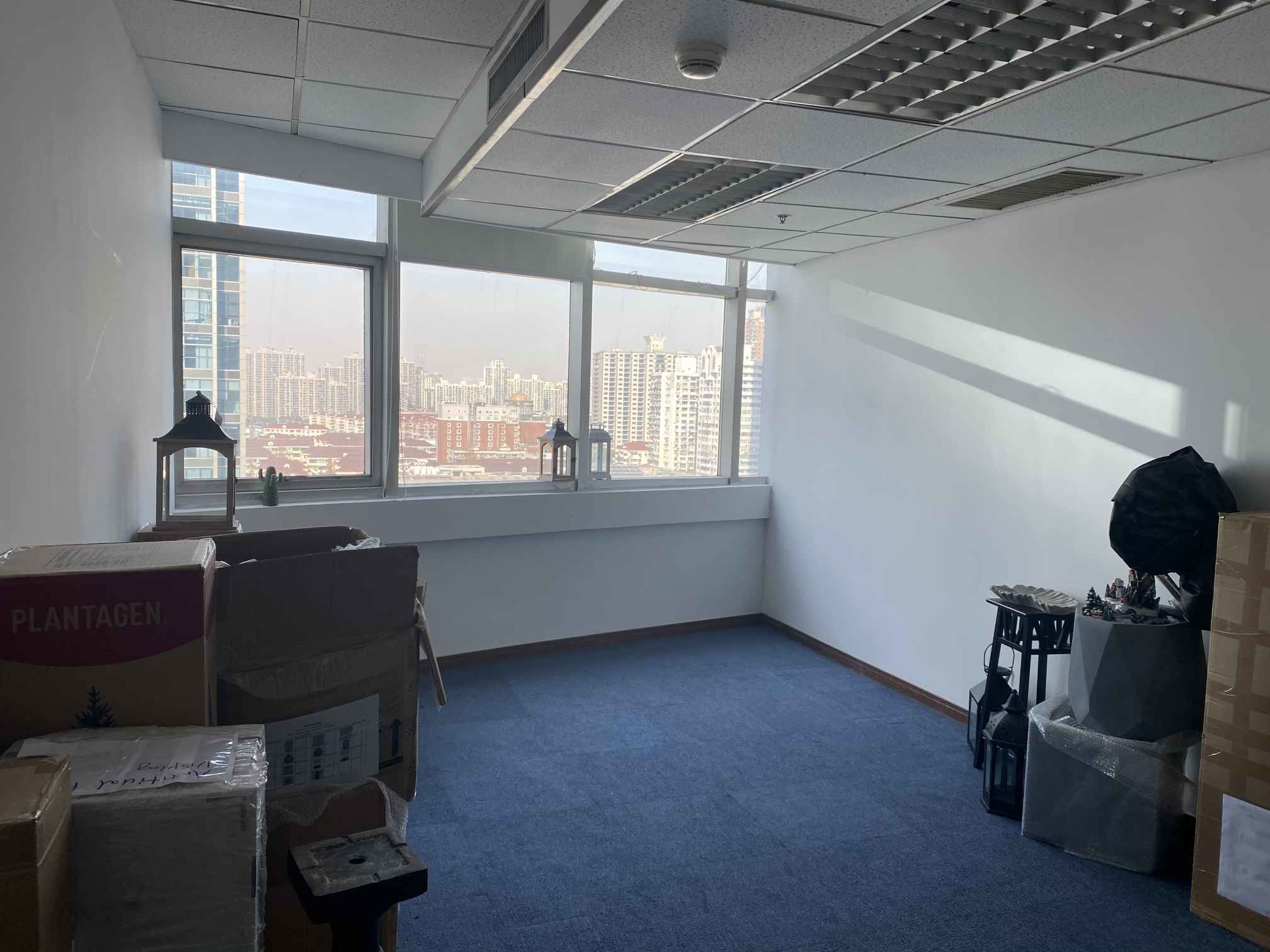 鑫达大厦娄山关路精装出租，面积100至500平可租