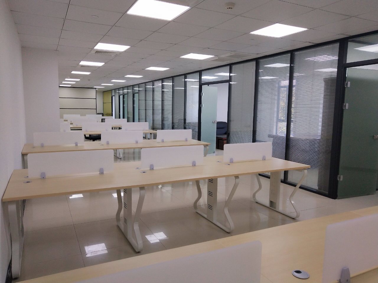 SOHO中山广场房型方正，精装带家具