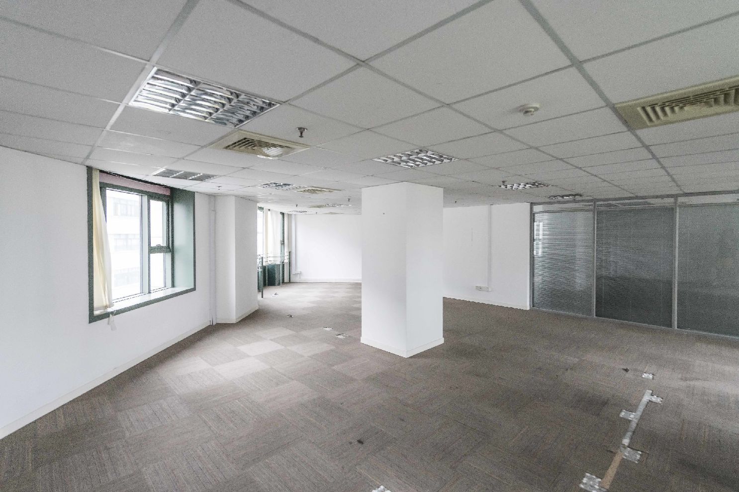 现代广场2号线娄山关路带装修家具，实拍好楼