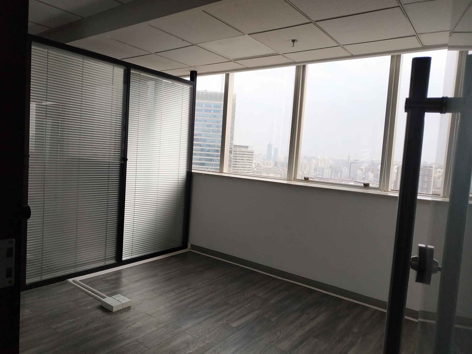 东方国际大厦东方国际，电梯口，精装带家具，物业管理好，房型方正