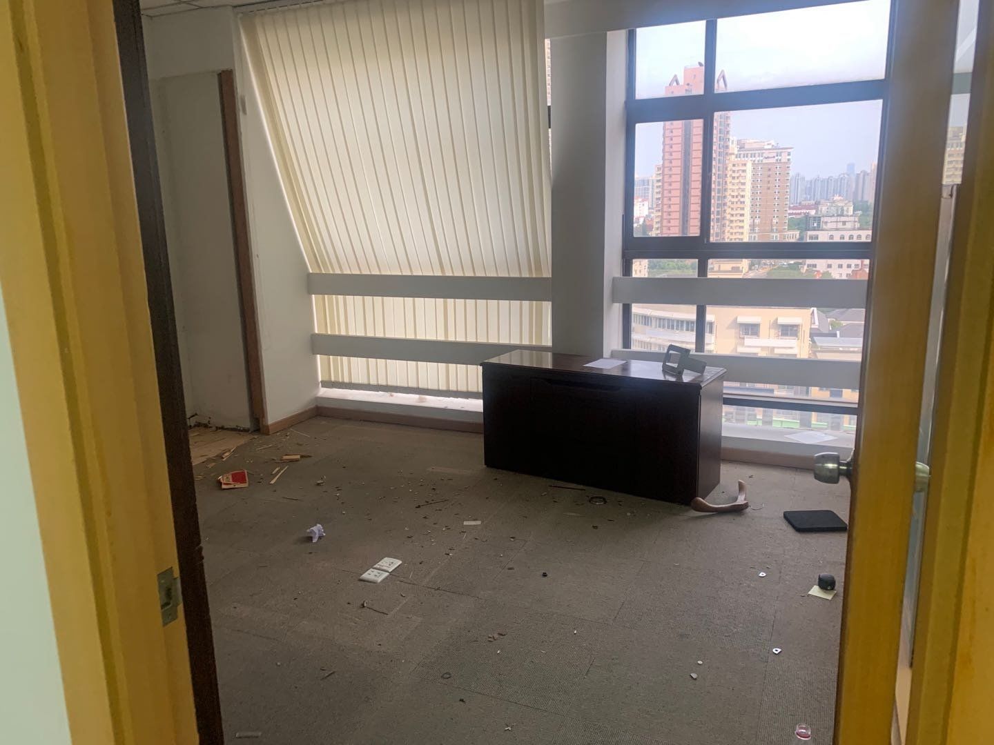 申亚金融广场江苏路双轨交汇 简单装修带隔断近太平洋