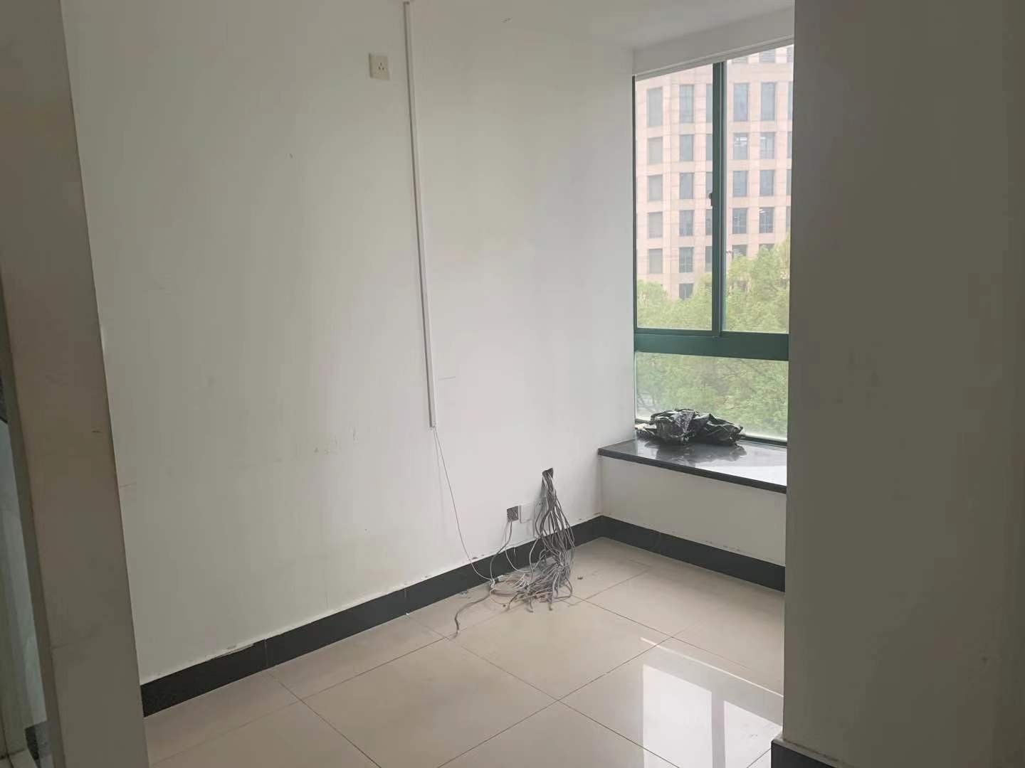 东华大学国家大学科技园2号线带办公家具，设施齐全，户型方正，无柱子