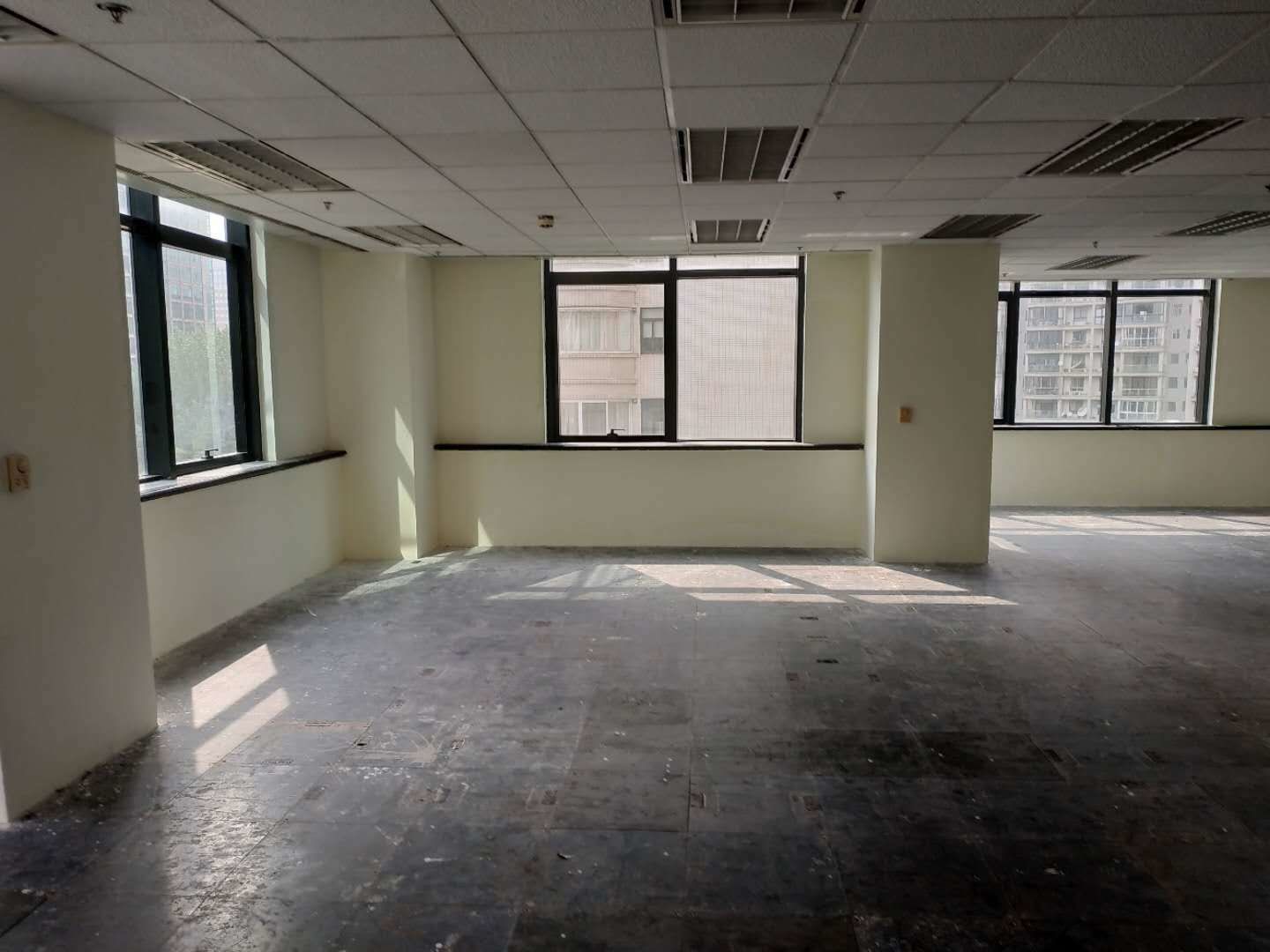 安泰大楼虹桥开发区安泰大厦，标准交付，全景落地窗