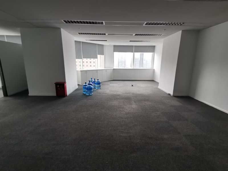 万都中心万都中心，房型方正，2号线娄山关路
