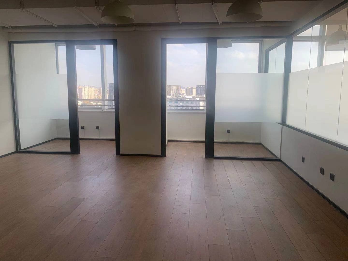 建滔广场淞虹路地铁站精装小面积办公室出租