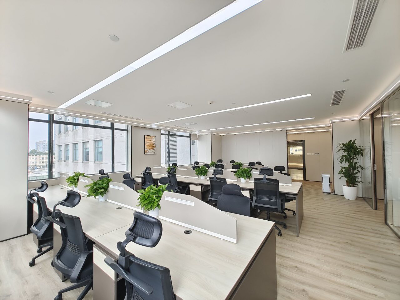 华设大厦2/10南京东路，华设大厦，390.48平米，精装修带家具