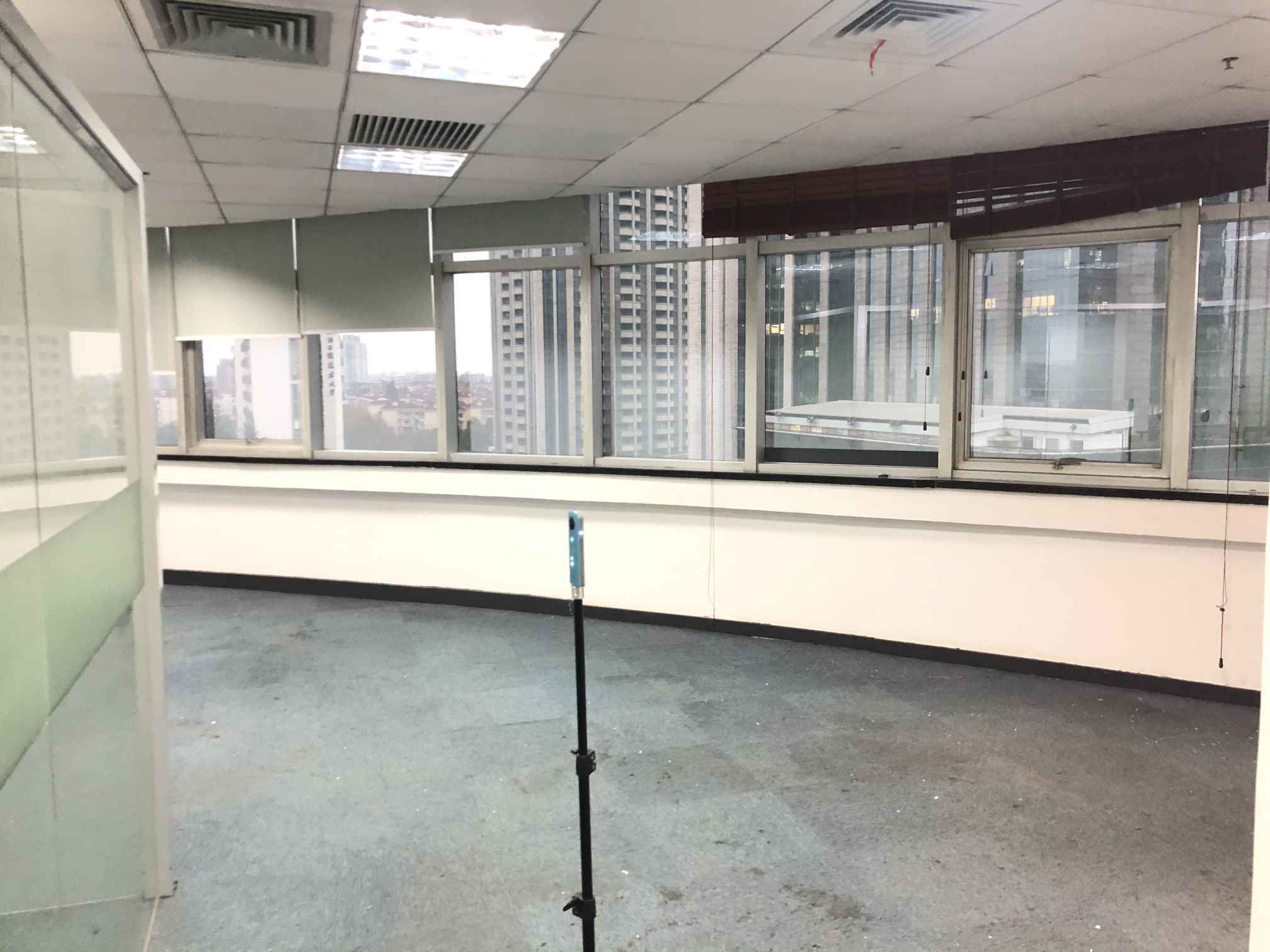 鑫达大厦仙霞路娄山关路　精装修低总价房源　采光好