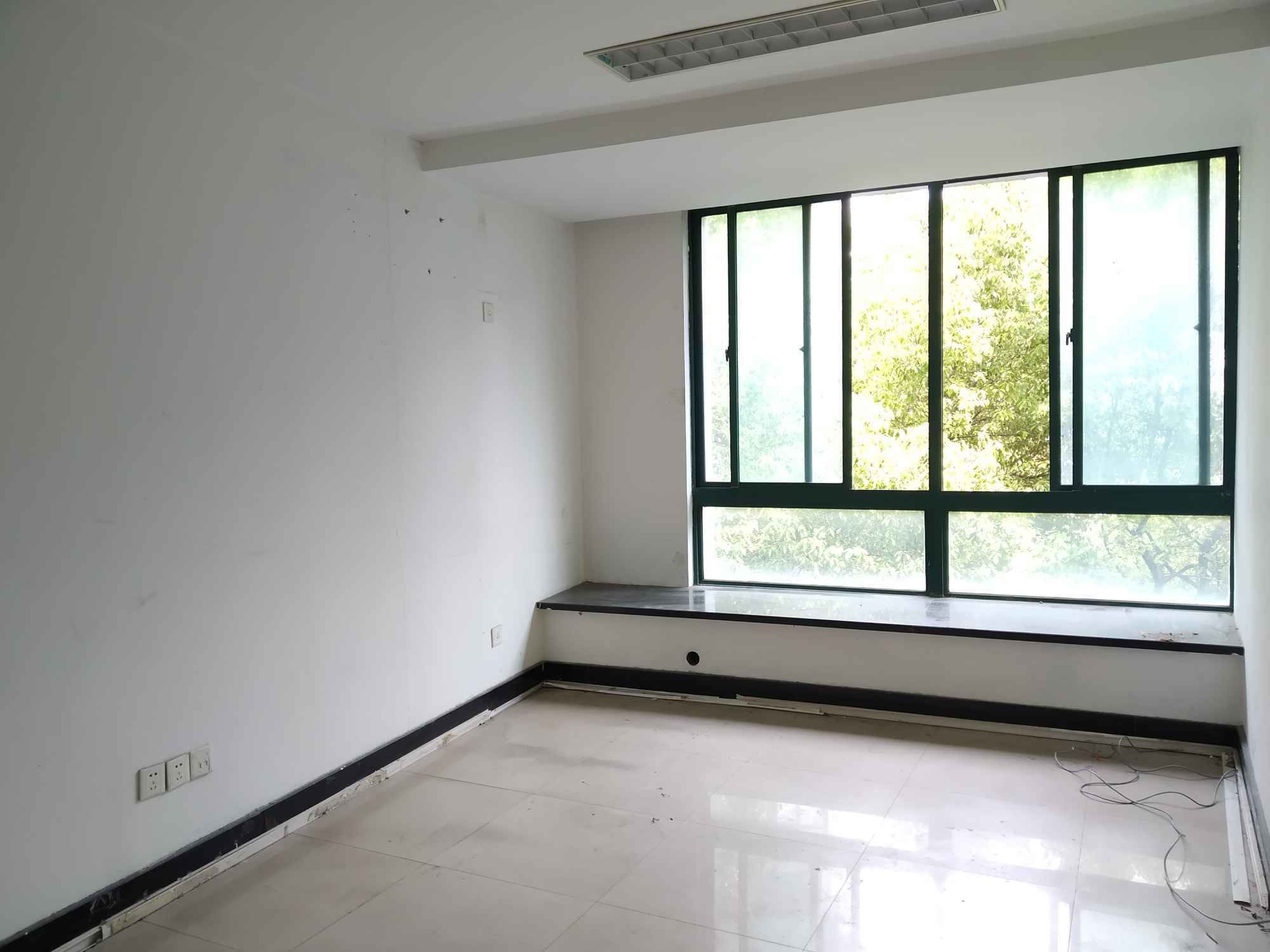 东华大学国家大学科技园长宁区热门园区，独立小面积办公室，随时看房