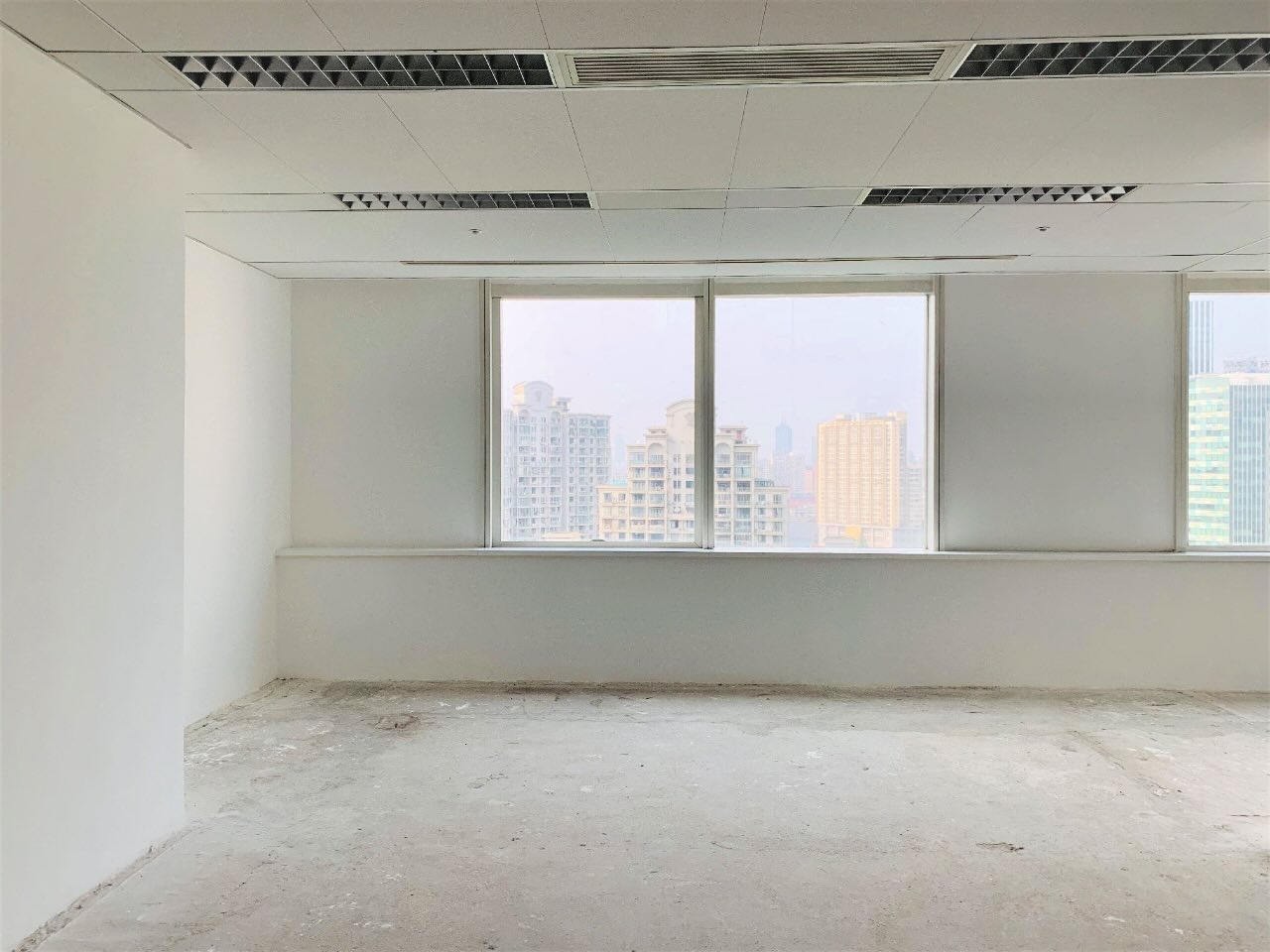 万都中心高品质办公室急租，精装带家具，楼品好档次佳