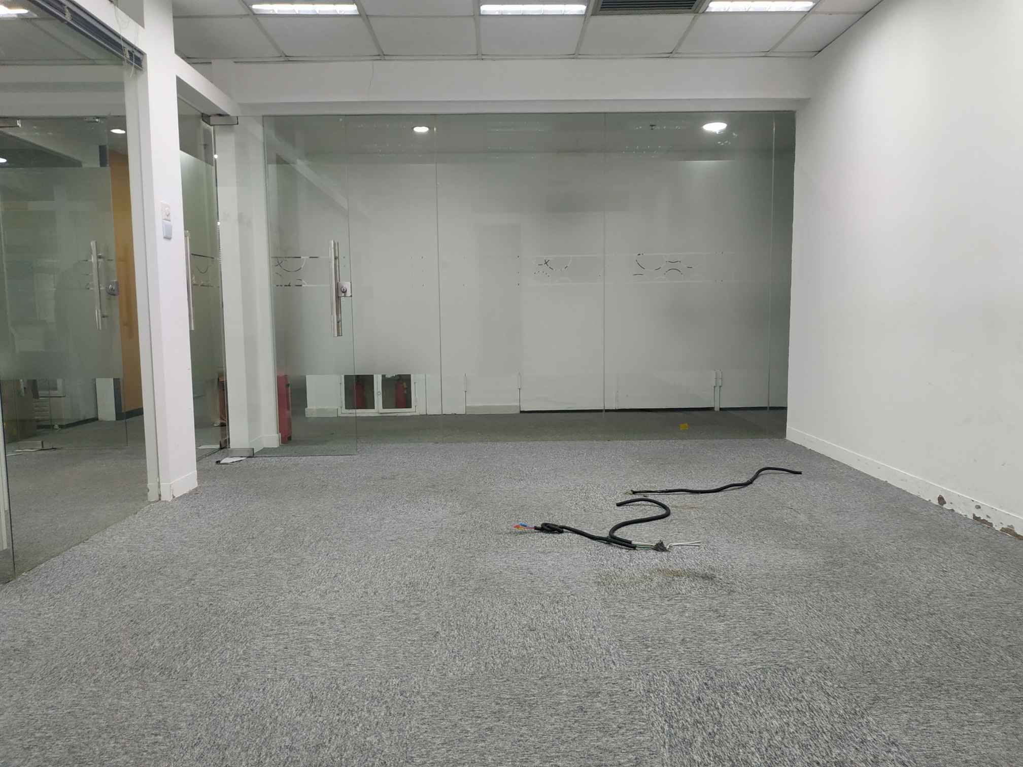 仲盛金融中心2号线娄山关路，精装全配带家具，高区采光好