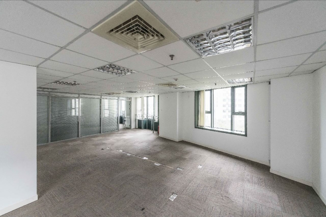 现代广场2号线娄山关路带装修家具，实拍好楼