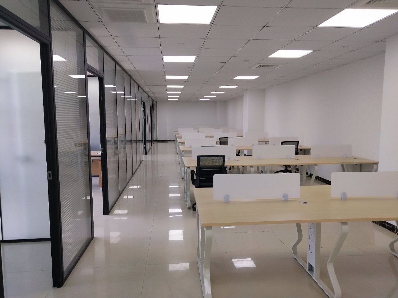 SOHO中山广场房型方正，精装带家具