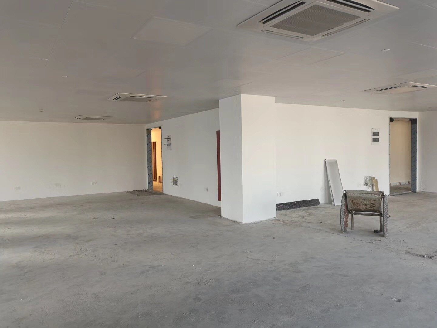 虹桥荣广大厦三轨交汇，全玻璃幕墙办公室，各种户型均有出租，户型正气