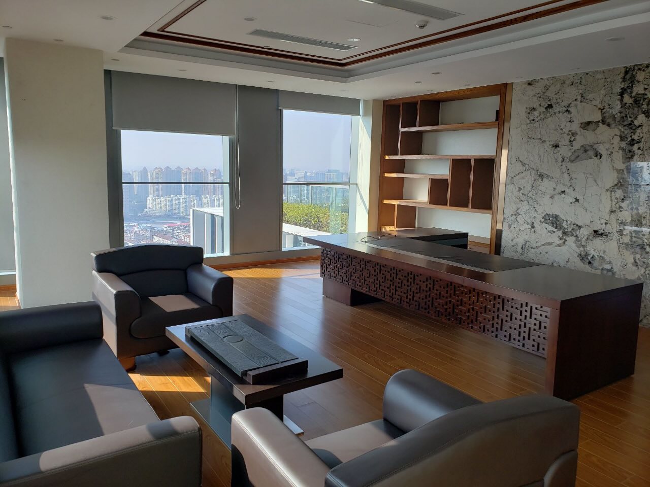 SOHO天山广场Soho天山顶楼整层带露台，精装带家具，2号线