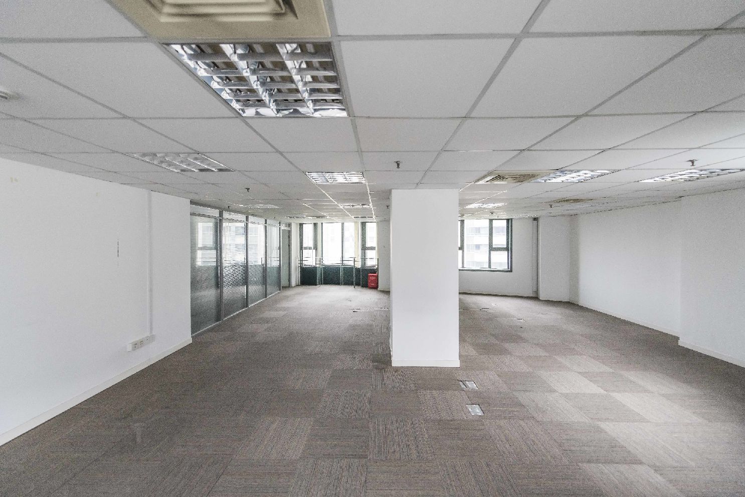 现代广场2号线娄山关路带装修家具，实拍好楼