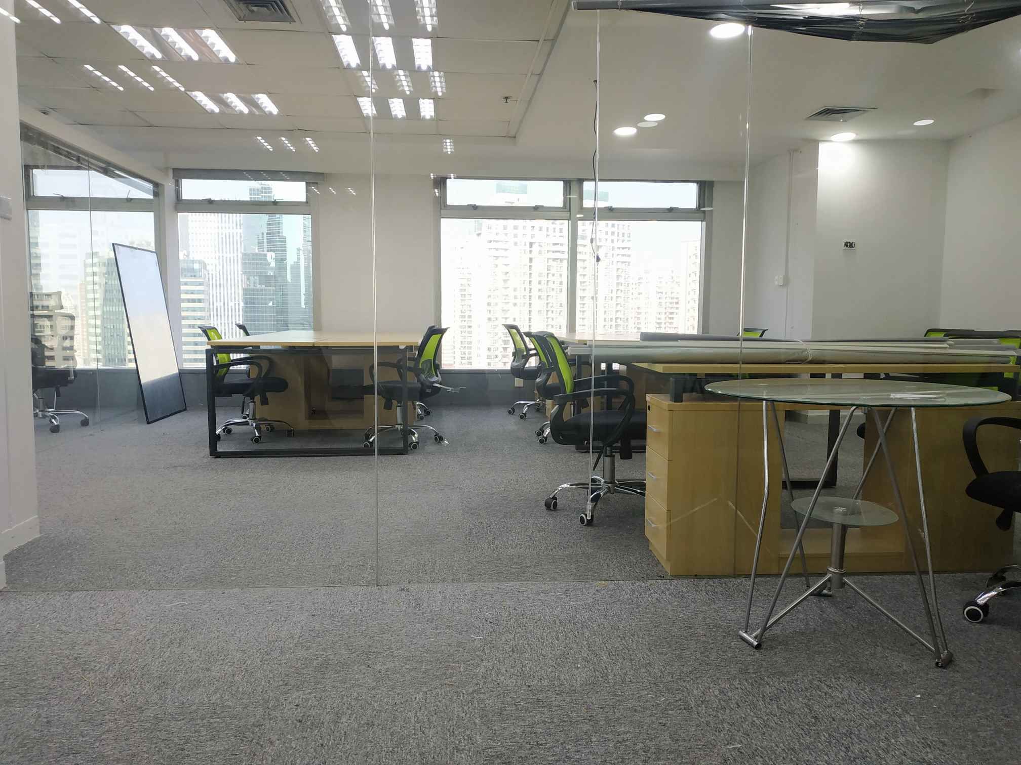 仲盛金融中心2号线娄山关路，精装全配带家具，高区采光好