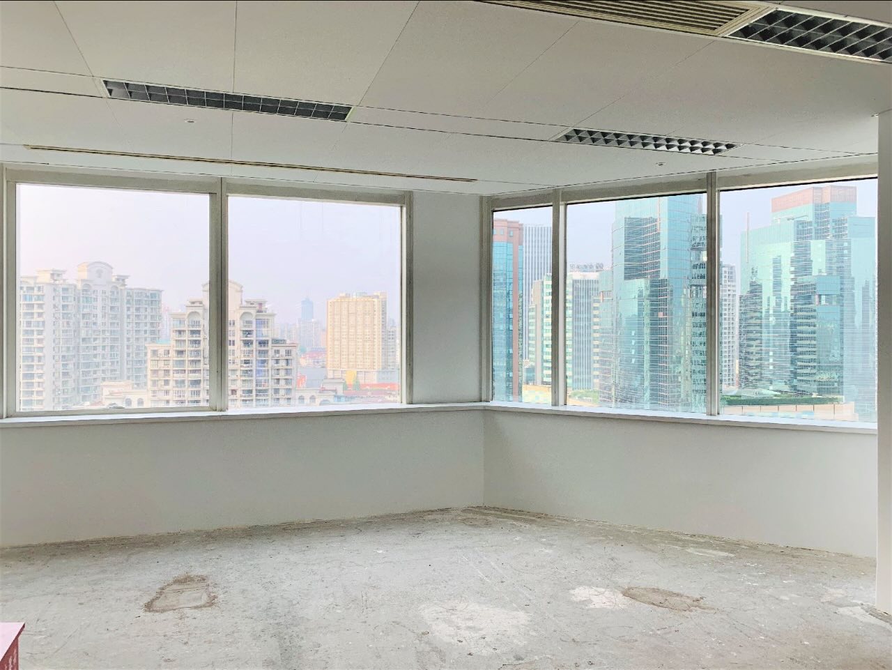 万都中心高品质办公室急租，精装带家具，楼品好档次佳