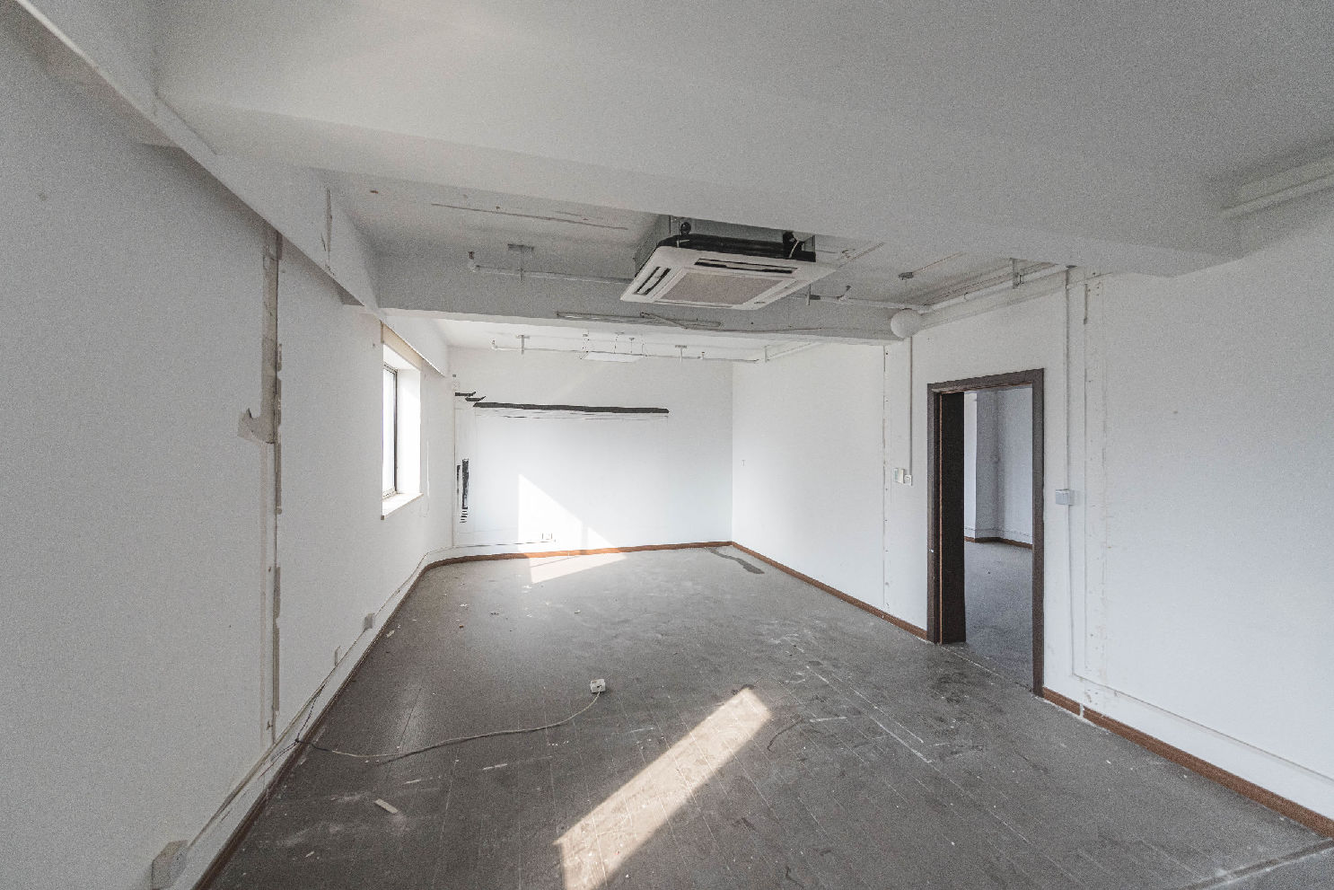 中西大厦江苏路中山公园双商圈，近地铁通上下水