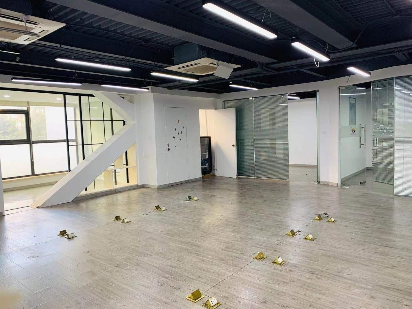 马当路地铁口，创意园，精装修带家具