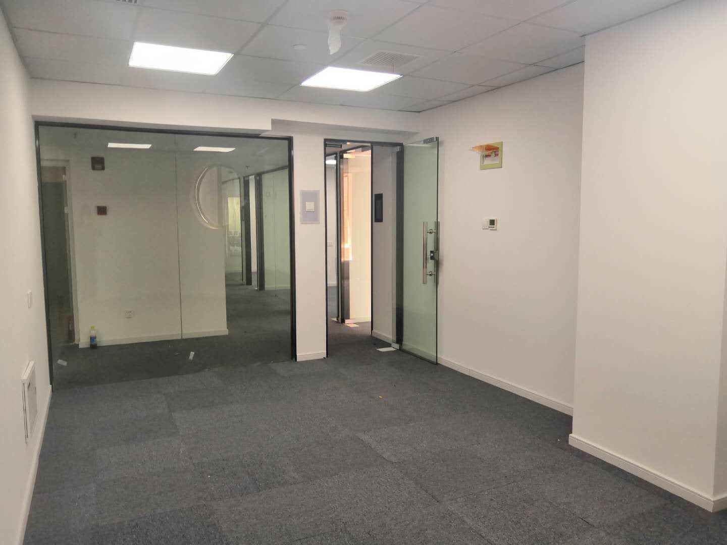 淮海金融大楼淮海中路商圈，近地铁小面积，精装修配家具，高区