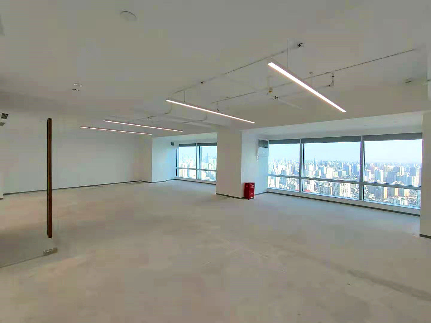 中港汇黄浦日月光CBD，长城金融大厦，周边商城密集，地铁方便
