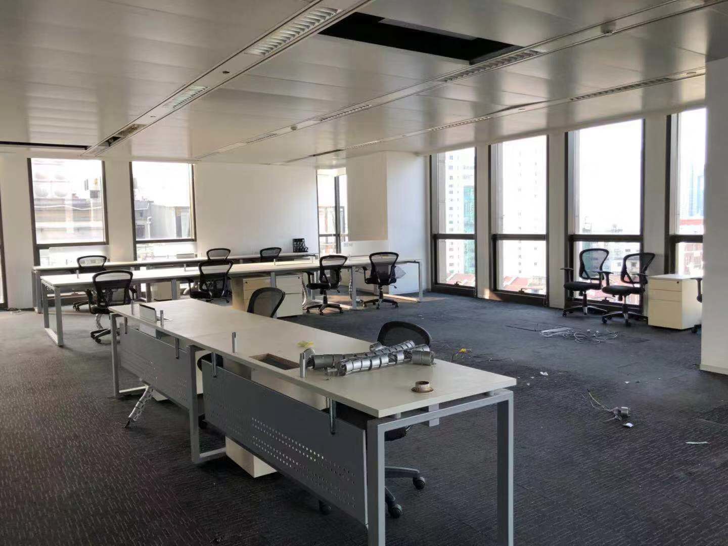 城汇大厦公园里，地铁口，闹中取静，名企为邻，多面各选择，城汇大厦