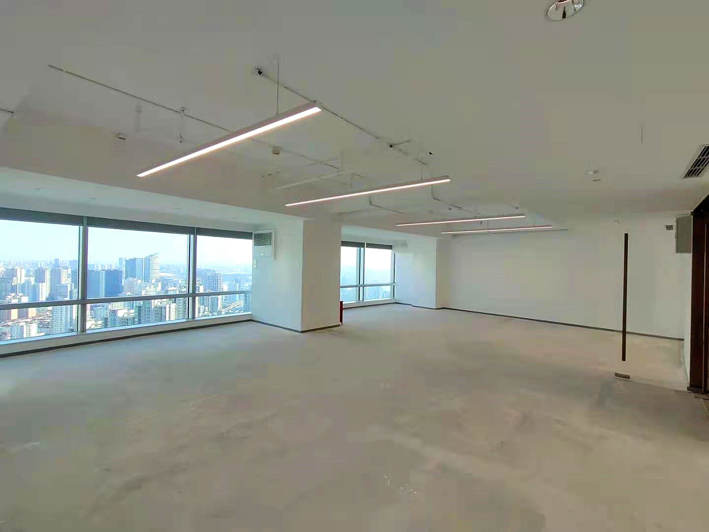 中港汇黄浦日月光CBD，长城金融大厦，周边商城密集，地铁方便