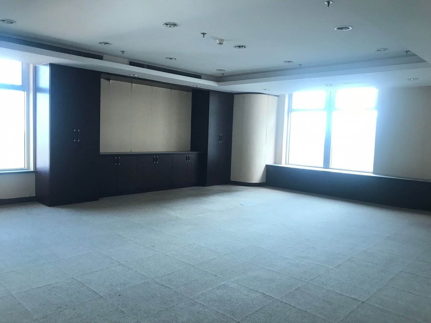 兰生大厦淮海中路，8号线大世界地铁旁，兰生大厦高区，精装修