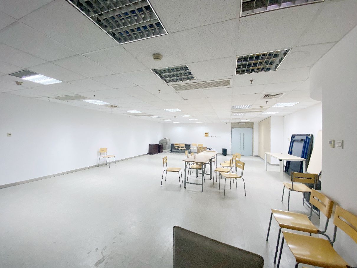 金钟广场淮海路CBD，大世界地铁口，金钟广场精装修带家具