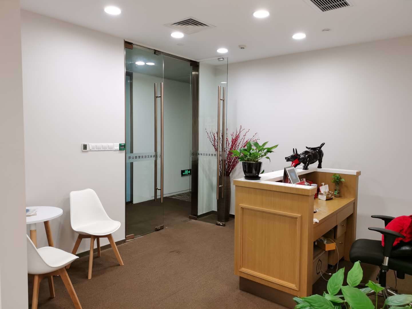 城汇大厦精装修带家具，送大露台使用，城汇大厦现房招租
