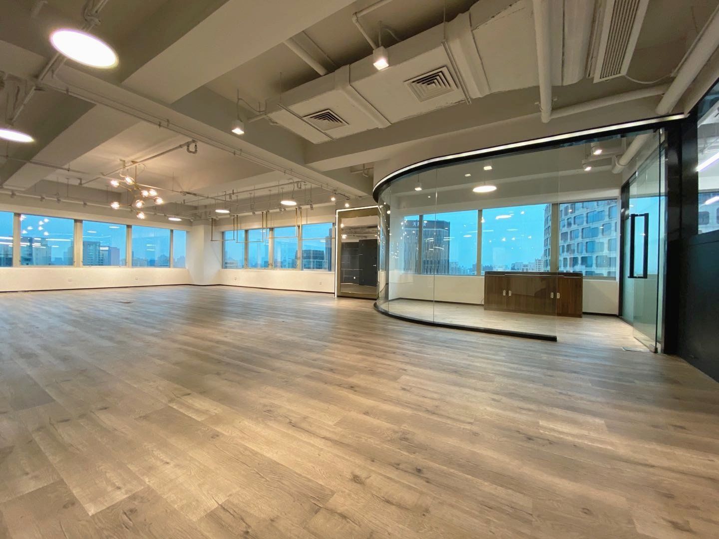 香港广场黄陂南路站直接连通　香港广场精装修有家具