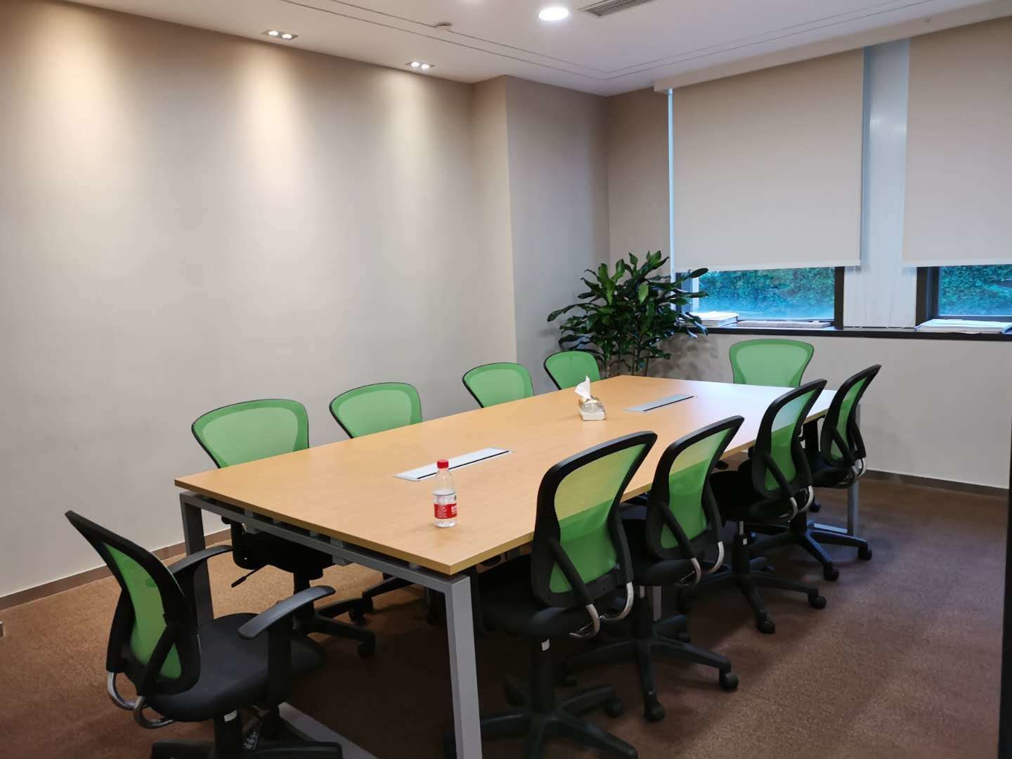 城汇大厦精装修带家具，送大露台使用，城汇大厦现房招租