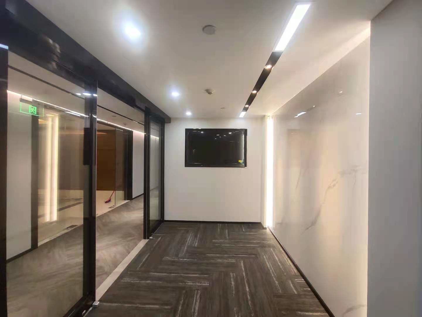 香港广场淮海路，香港广场整层1211㎡，可分割招租
